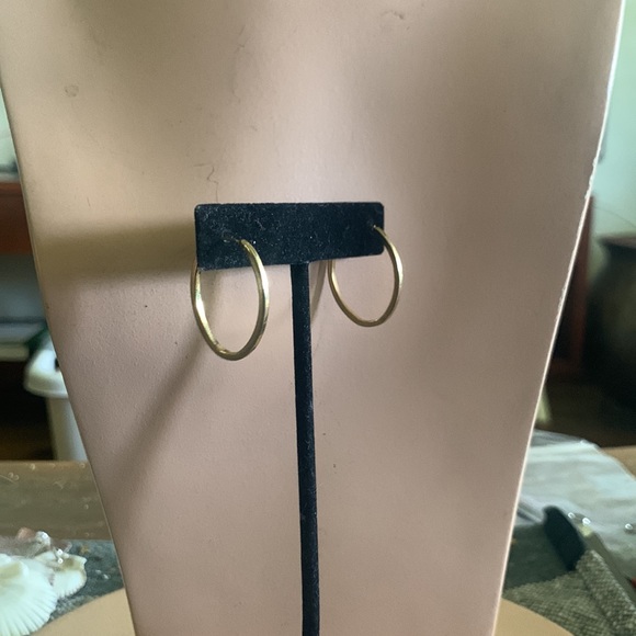 GOLDTONE OVAL KNOFE EDGE HOOPS - Picture 3 of 8